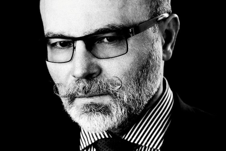 ZboroviNS's tweet photo. Priča o Zmaj Jovinoj je paradigma radikalskog mentalnog sklopa. Da lepo smene direktora(utešno mu smisle neku funkciju negde), normalizuju stvari i taj problem stave "ad acta" ne bi bilo nikakve štete po njih. No njihova politička psihopatologija im to prosto ne dozvoljava.

Oni kompromis doživljavaju kao kastraciju moći. Njihov svet se deli na nas i njih, slabe i jake, gospodare i sluge. Autonomno razmišljanje u njima budi narcistički bes koji im onemogućava racionalno razmišljanje. Svet vide kao neprijateljsko okruženje i mogu da funkcionišu
samo u atmosferi opsadnog stanja.

Muči ih "Hubrisov sindrom"-opijenost moći koja im blokira kognitivnu sposobnost da predvide posledice u koje spada i to da svojim postupcima motivišu ljude na žešći bunt. O uništavanju srži tkiva normalnog društva da i ne govorimo. 

I da ne
zanemarimo kompleks inferiornosti. Radikalski kod je građen na antiintelektualizam. Kada se suoče sa otporom sa mesta koje ima veliki ugled i dugu tradiciju, podsvesno znaju da nikada neće imati takav nivo dostojanstva i ugleda što pokušavaju da kompenzuju destrukcijom. 

I tako biva i biće i sa nekom bolnicom, vodovodom, šumom, ma svuda.

Radikalština jeste patologija koja za sobom ostavlja pustoš. Ali ta patologija ih ne amnestira od odgovornosti. Oni moraju biti razvlašteni što je pre moguće jer svakoga dana prave više teško popravljive štete.

Svako je od nas odgovoran da doprinese najbolje što može kako bi oni otišli što pre. To odavno više nije samo pitanje morala ili sistema vrednosti već golog opstanka.

Zato- NIKO NIJE UMORAN!

STUDENTI POBEĐUJU!!!

⛽💪❤️🍀

Komšija sa Limana III
