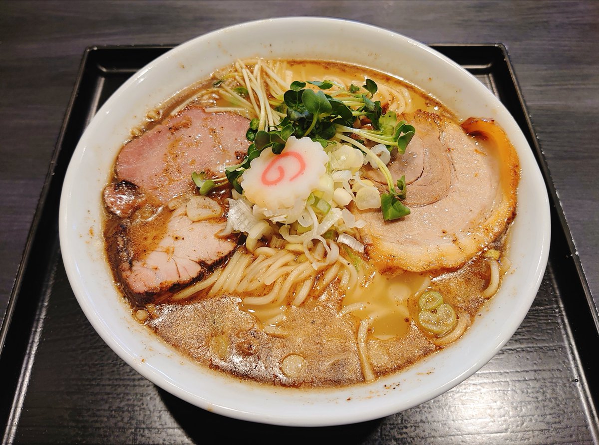 180sxPiro's tweet photo. 9月6日の昼麺🍜茨城県下妻市🎵らー麺 大芽‼️らー麺(塩)大盛＋半ライス＋フライドチキン(3個)シェア😆家族で参上⤴️妻はらー麺(醤油)大盛を息子と取り分け😁肌寒いのでラーメン食うにはもってこい日和😋下妻も三水となか乃が今月openと言う事でラーメンの選択肢が増えて良き🤩らーめん美味しくですよ😆🍜 https://t.co/UM5Xnx39it