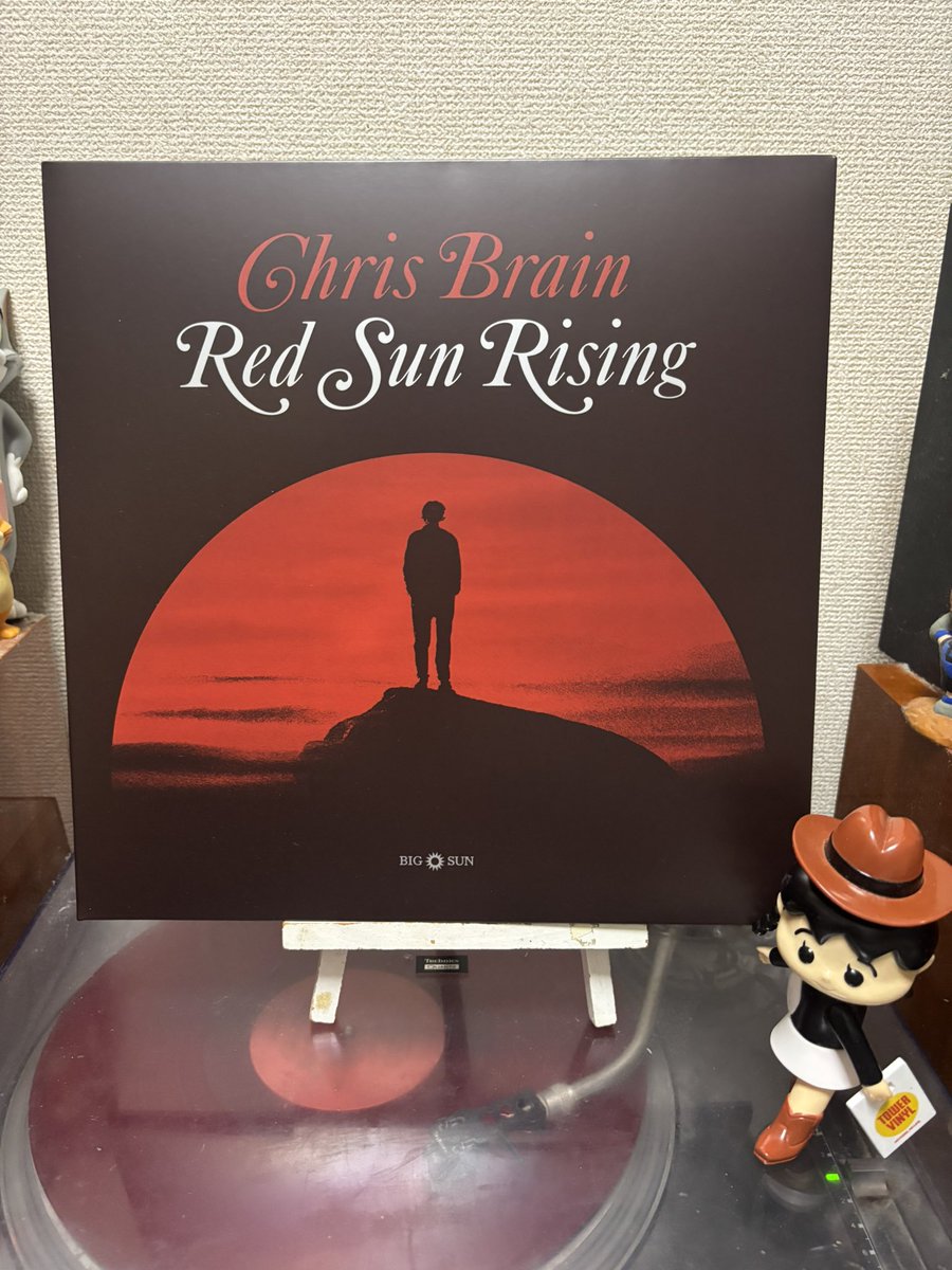toshi_iro's tweet photo. 英国のSSW、Chris Brainの4thアルバム『RED SUN RISING』を入手。過去の3枚はフィジカルでは入手不可能な為、配信以外で聴くのは初。Nick Drakeを引き合いに出されるのは本人としては有り難迷惑な話かも。朝靄の様な静謐さと夏草の匂いの様な瑞々しい英国田園フォークを感じる好盤とかなんとか。NICE! https://t.co/moMJEpG8vK