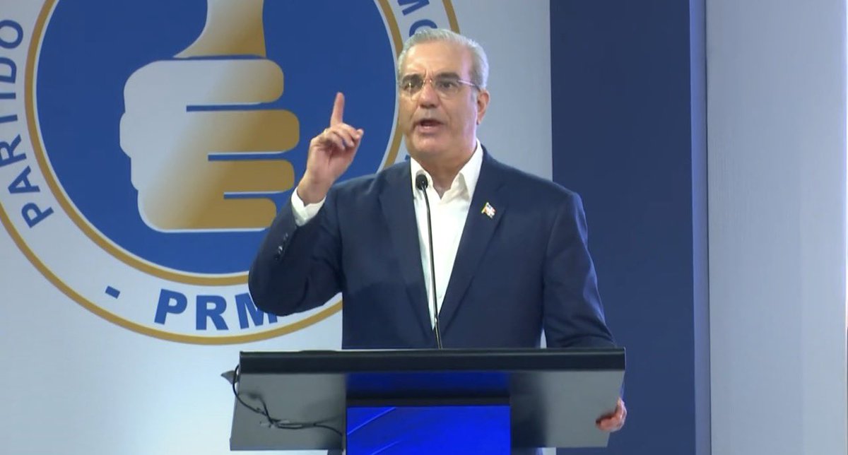 EfrenCuello's tweet photo. “Esa es nuestra primera obligación: No olvidar nunca de dónde venimos.
Nosotros militamos en la democracia. Militamos en la libertad. Militamos en la honestidad, en la justicia social, en la igualdad de oportunidades y en el respeto a las instituciones”. #ProclamaciónPRM https://t.co/8ZGIspKTIC