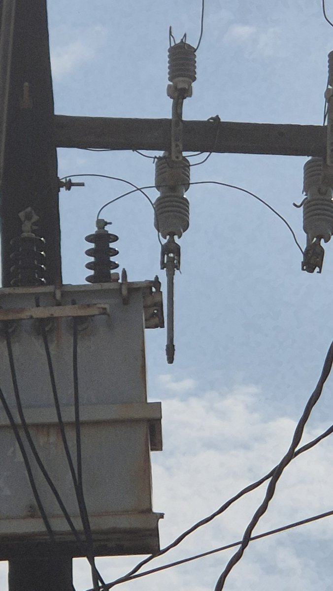 mikezatarain's tweet photo. @CFEmx @CFE_Contigo 

Tengo desde las 2 am con problema de energia y en lq foto esta la causa reporte B0503577343 https://t.co/YVYsCGNhge