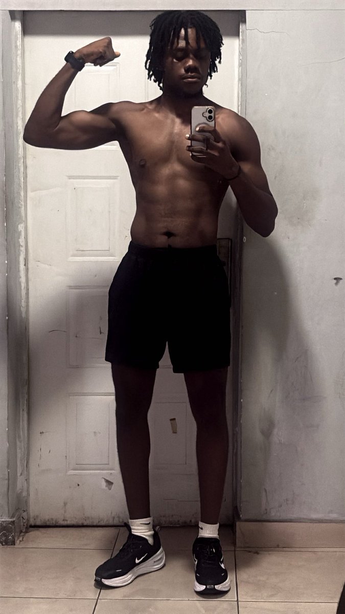 WakamaBoma1's tweet photo. Every app has seen this but let’s try it here 
#weightloss #fitness #healthyliving #bodytransformation 

Me at 132kg:                   Me at 82kg: https://t.co/vHy5Lg0dio