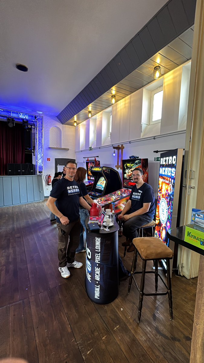 retronerds_eV's tweet photo. 🎯 Retro Nerds meets 3. Kinder- & Jugend E-Dart Turnier in Stadtlohn! 🕹️
Neben Flipper- & Arcade-Action gab es Grund zum Feiern: Unser Elias holt den 1. Platz im U17-Turnier! 🏆🥇 Danke für die vielen tollen Kontakte – wir sehen uns im Retroverse Ahaus! 🎮❤️
#RetroNerds #EDart https://t.co/qfUy3mRUj7