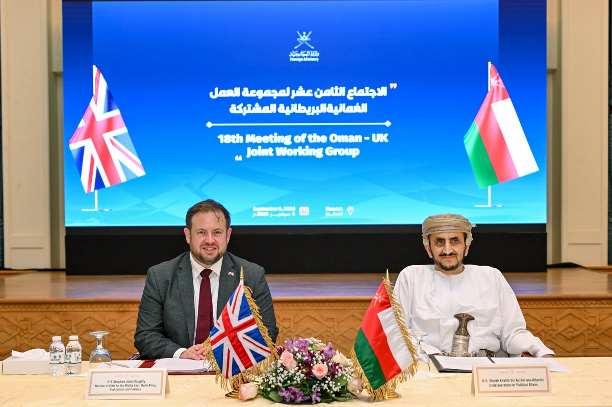FMofOman's tweet photo. 📸 | انعقاد أعمال الدورة الثامنة عشرة لاجتماع مجموعة العمل العُمانية – البريطانية المشتركة، برئاسة سعادة الشيخ خليفة بن علي الحارثي @KhalifaAlharthy ��كيل وزارة الخارجية للشؤون السياسية، ومعالي ستيڤن داوتي، وزير الدولة بوزارة الخارجية والتنمية البريطانية المعني بشؤون الشرق الأوسط وشمال أفريقيا وأفغانستان وباكستان.

واستعرض الجانبان خلال الاجتماع علاقات التعاون الثنائي بين سلطنة عُمان والمملكة المتحدة، وسبل تعزيزها وتوسيع آفاقها في عدد من المجالات ذات الاهتمام المشترك، بما في ذلك الاستفادة من الخبرات والتجارب البريطانية في مجالات تطوير التعليم والتدريب المهني والرياضة، إلى جانب بحث سبل تنشيط الحركة السياحية وتعزيز التبادل والمشاركات الثقافية بين البلدين.

كما تبادل الجانبان وجهات النظر حول عدد من القضايا الإقليمية والدولية، لا سيما التطورات الراهنة في المنطقة، والجهود التي تبذلها سلطنة عُمان في سبيل إيجاد حلول دبلوماسية للوضع القائم في مضيق هرمز، بما يسهم في خفض التصعيد وتعزيز الأمن والاستقرار في المنطقة.

حضر الاجتماع سعادة الدكتورة ليان سوندرز، سفيرة المملكة المتحدة المعتمدة لدى سلط��ة عُمان، وعدد من المسؤولين بوزارة الخارجية وممثلي الجهات الحكومية المعنية.