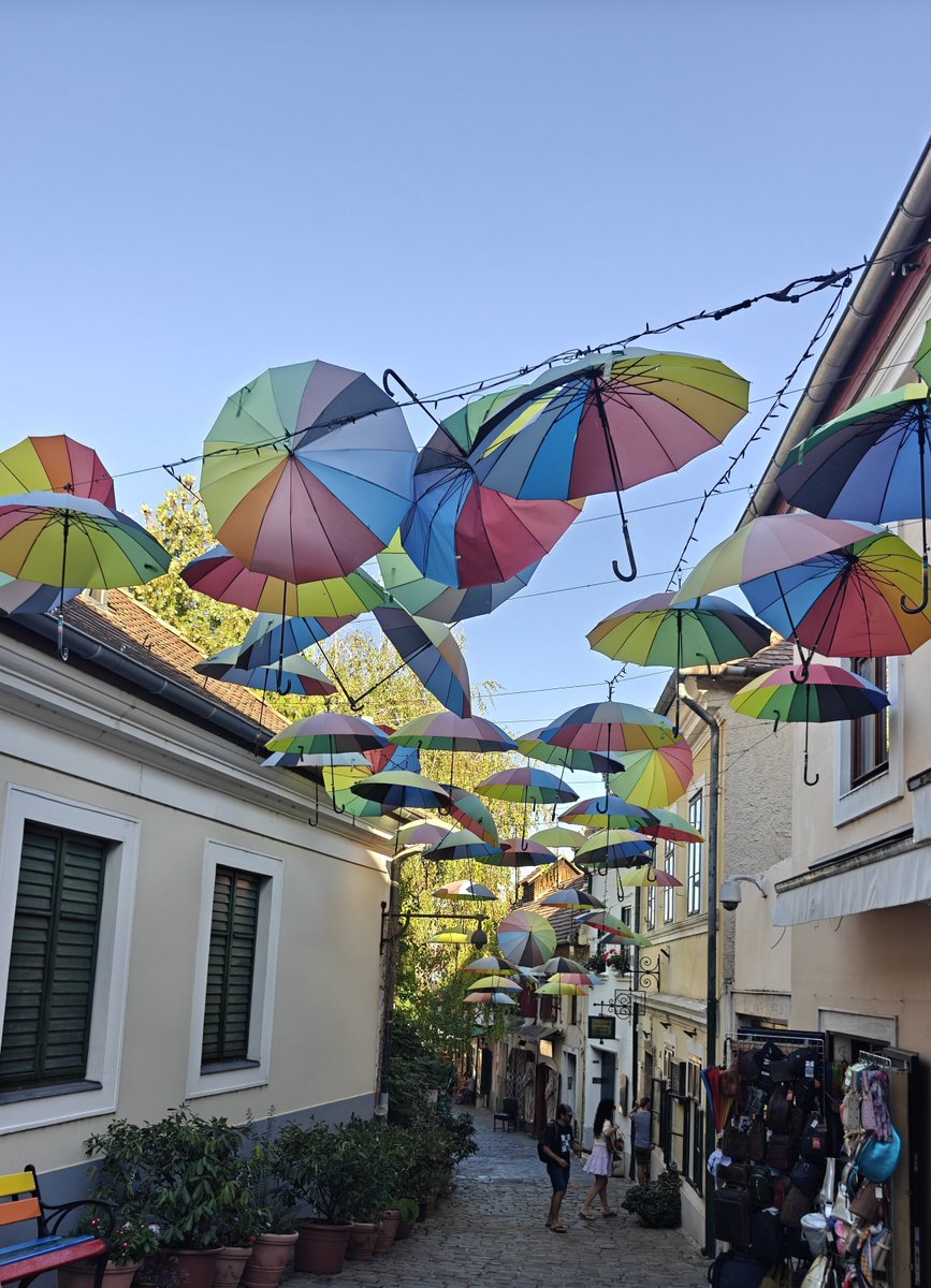 scarysouthpaw's tweet photo. Everyone has seen Budapest and all but have you wandered the streets of this little village called Szentendre??? 
#Hungary #Eurotrip https://t.co/bMVT3KfH8i