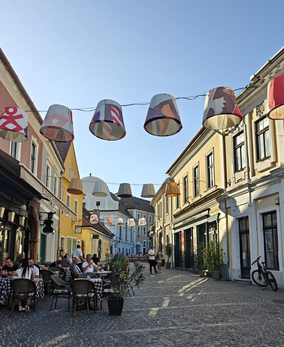 scarysouthpaw's tweet photo. Everyone has seen Budapest and all but have you wandered the streets of this little village called Szentendre??? 
#Hungary #Eurotrip https://t.co/bMVT3KfH8i