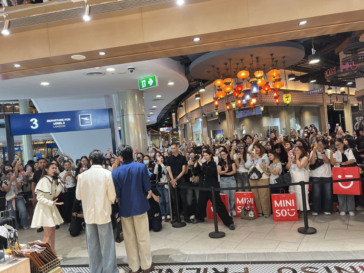 Poyucompany's tweet photo. ขอบคุณน้องตี๋และน้องเฮง สำหรับความน่ารักและรอยยิ้มที่มอบให้กับทุกคนตลอดทั้งงาน🤍
และขอขอบคุณแฟน ๆ ทุกคนจากใจ ที่เดินทางมาร่วมส่งต่อความรักและกำลังใจให้กับน้อง ๆ การได้เห็นทุกคนมารวมตัวกัน ทำให้บรรยากาศภายในงานเต็มไปด้วยความสุข ความอบอุ่น และความทรงจำดี ๆ
#MINISOXTEEHENG #POYU https://t.co/ekbmo5oAFU