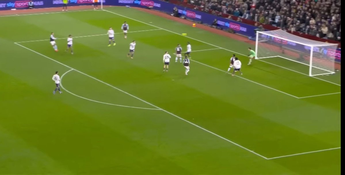 ftblnatt's tweet photo. I like Senne but it's becoming a recurring theme with him struggling to deal with shot's directed in exploiting far side either low driven or high and wide. Not all could've been prevented but he doesn't help himself with his footwork &amp; shrinking with poor reading of trajectory. https://t.co/ZwpJfFLQOV