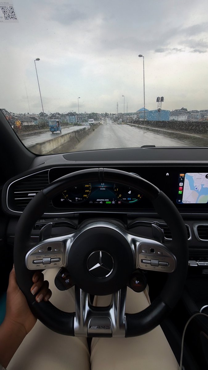 midrizzy1's tweet photo. POV: You’re 22, a female forex trader, and living your best life in Nigeria 🦅🤍 https://t.co/Xhguhpxd6r