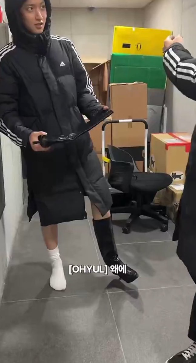 beingwoojin's tweet photo. jangankan bapaknya, barang tetehnya aja (chungha) juga dipakein sama woojin 😭 https://t.co/THBAaavbPm
