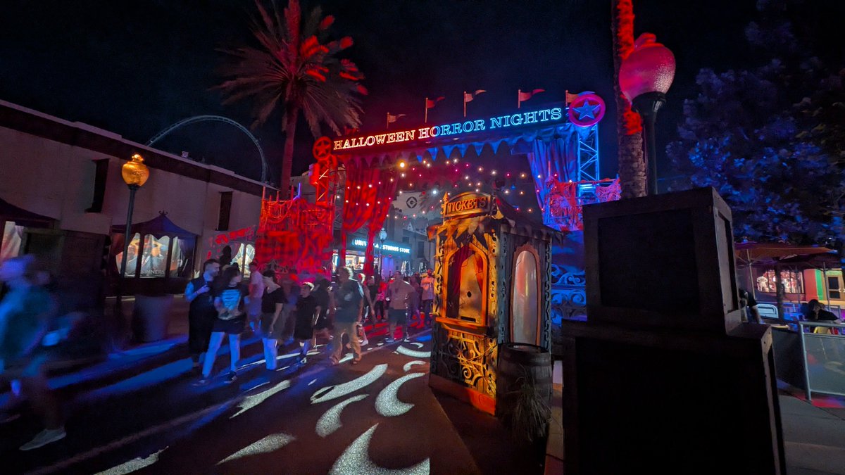 mike_the_bee's tweet photo. Last night was amazing!
We hit 5 of the 10 houses 🏚️
Strolled the 4 scare zones 🧟‍♂️
Tried some themed treats 🍭
I traded/ gifted trinkets 🕯️
And got a special HHN "I'm Celebrating" band! 🎃
This SCREAMson is off to a great start!
#hhn #UniversalStudios #universalorlando https://t.co/LuCRZ7v3PR