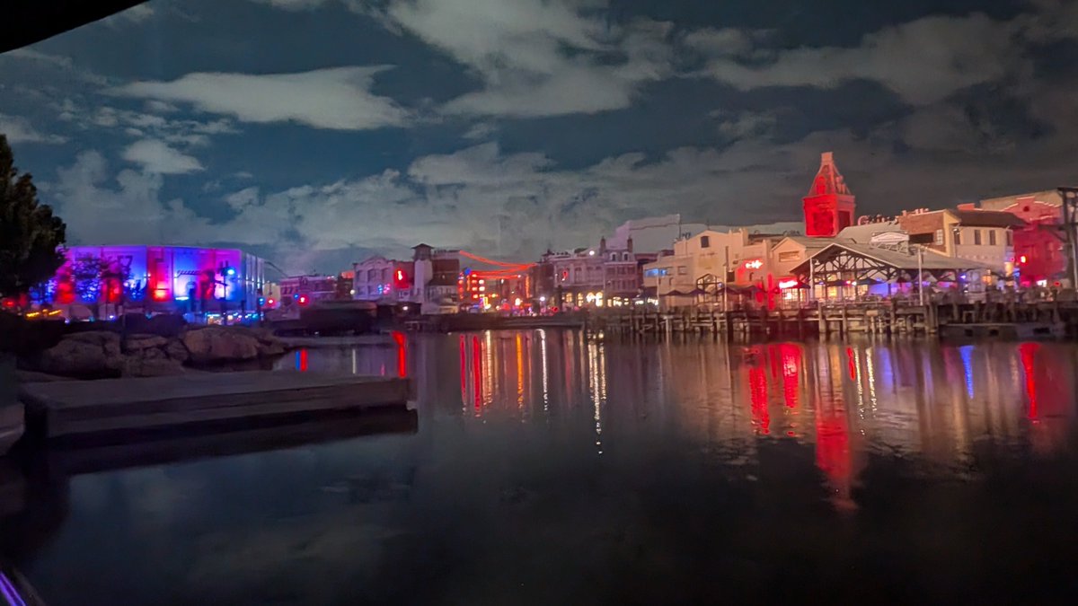 mike_the_bee's tweet photo. Last night was amazing!
We hit 5 of the 10 houses 🏚️
Strolled the 4 scare zones 🧟‍♂️
Tried some themed treats 🍭
I traded/ gifted trinkets 🕯️
And got a special HHN "I'm Celebrating" band! 🎃
This SCREAMson is off to a great start!
#hhn #UniversalStudios #universalorlando https://t.co/LuCRZ7v3PR