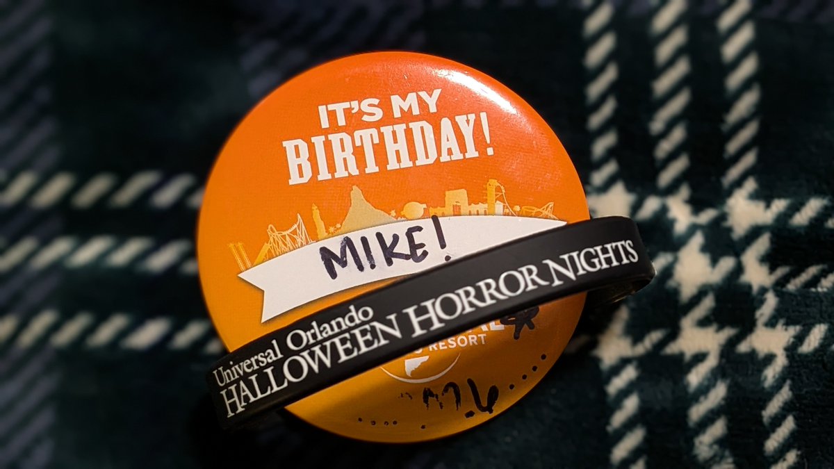 mike_the_bee's tweet photo. Last night was amazing!
We hit 5 of the 10 houses 🏚️
Strolled the 4 scare zones 🧟‍♂️
Tried some themed treats 🍭
I traded/ gifted trinkets 🕯️
And got a special HHN "I'm Celebrating" band! 🎃
This SCREAMson is off to a great start!
#hhn #UniversalStudios #universalorlando https://t.co/LuCRZ7v3PR