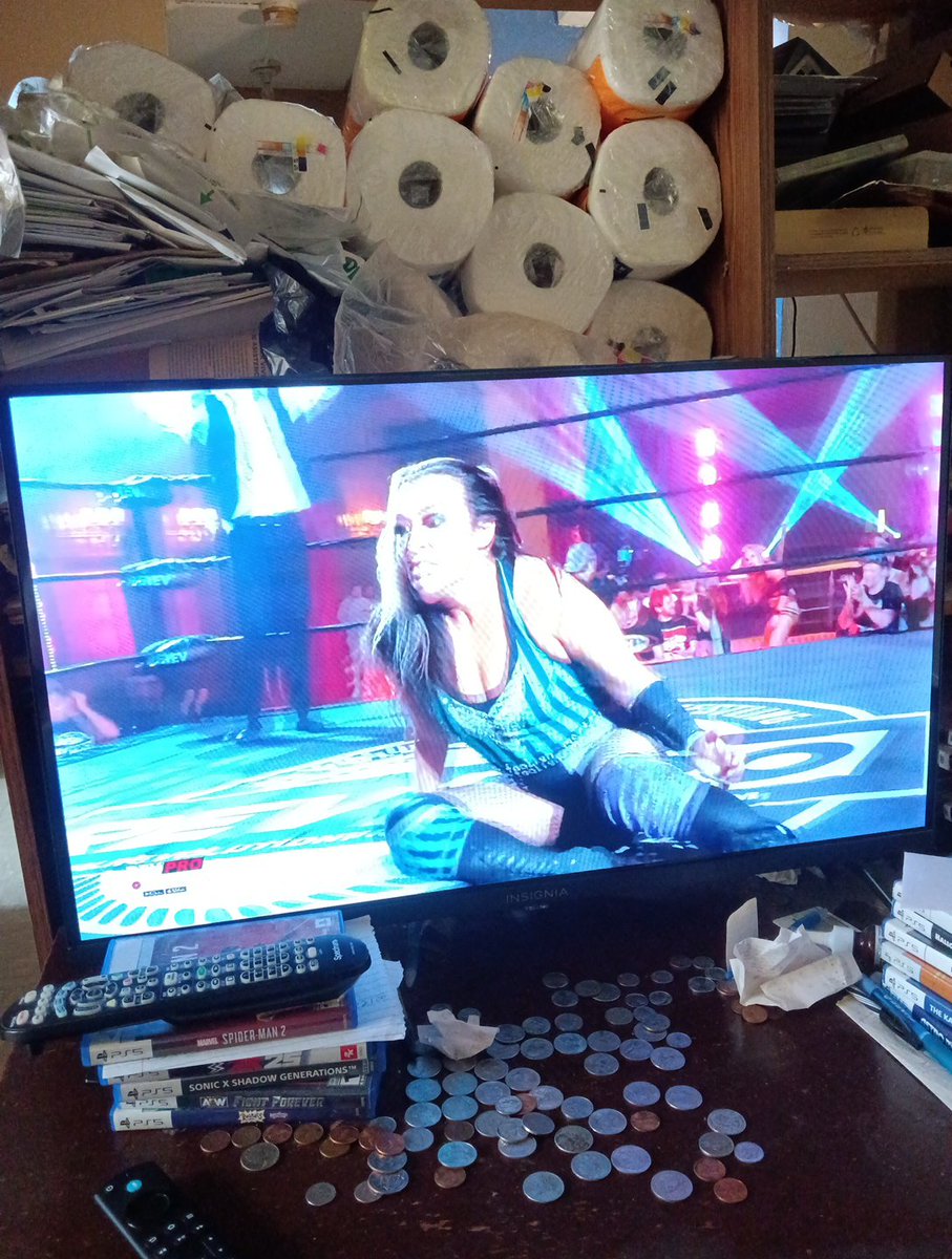 MatthewLopez66's tweet photo. This isn't a good week for @alexxisfalcon 😬 #LiveInLondon111 https://t.co/BSLxjGDDpn
