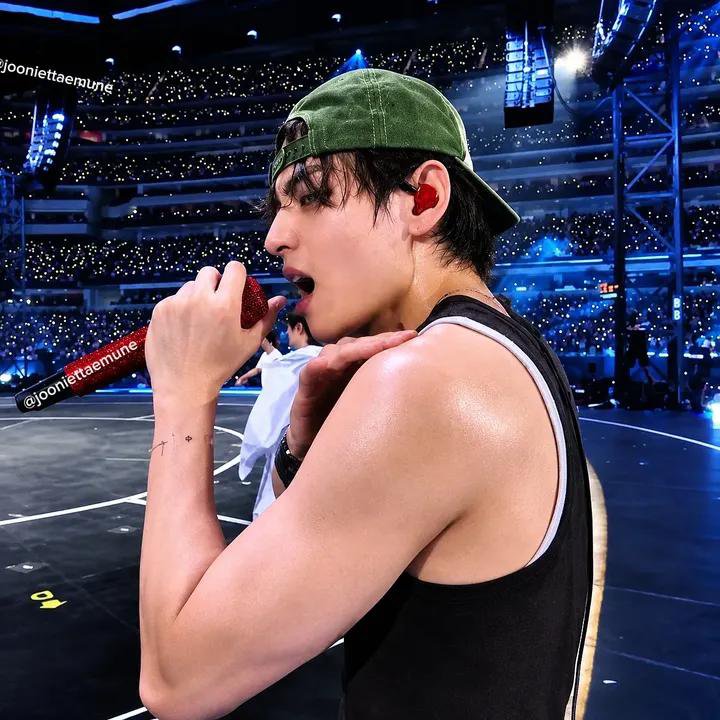 BTS___KTHV_95's tweet photo. He's so bad https://t.co/4NKiN0SIQ5