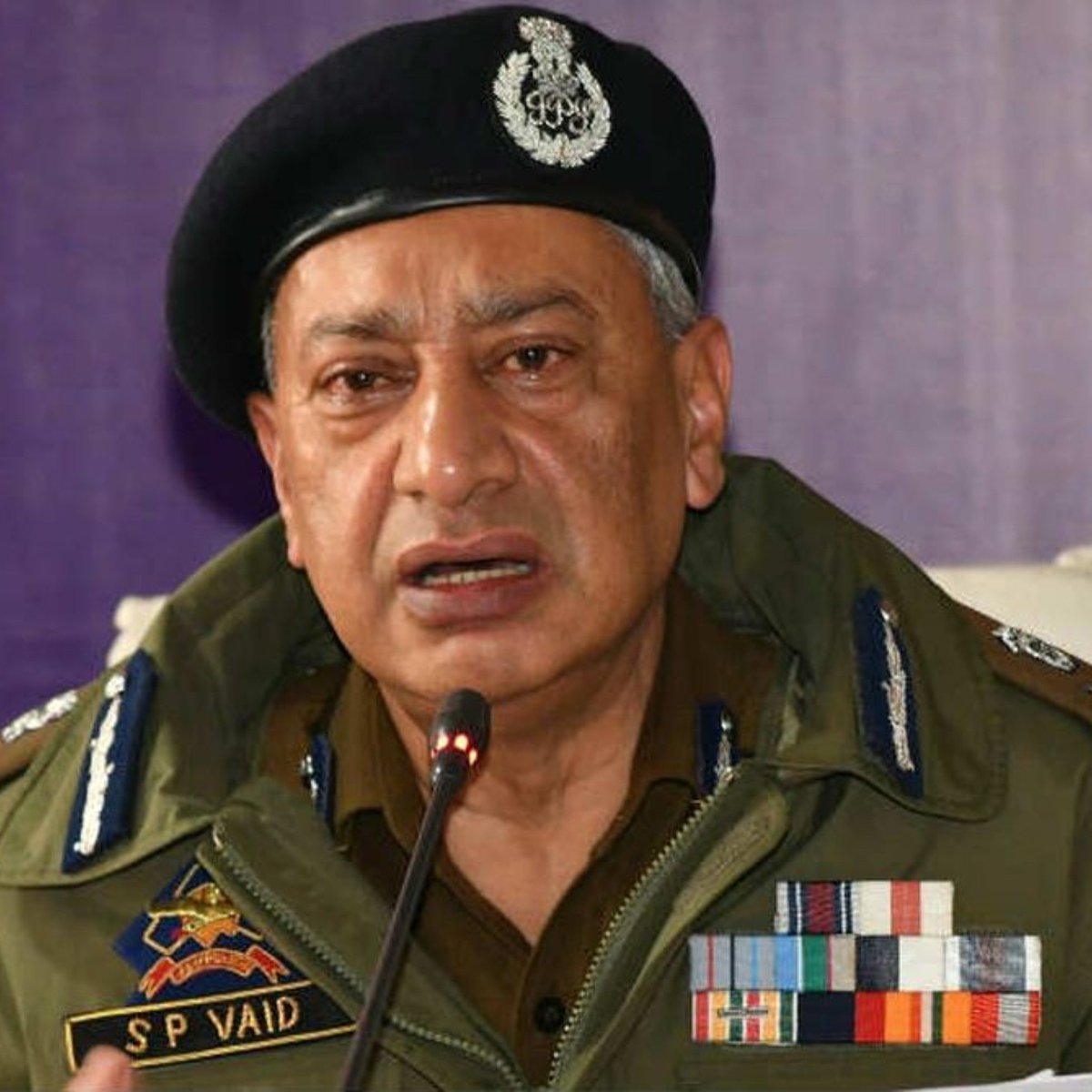 Royalsinghz3's tweet photo. Before labelling him a whatsapp uni graduate, just know he is a local Hindu Champ from J&amp;K who has served 33 years in J&amp;K before retiring as DGP, J&amp;K

He survived an assaination attempt in 1990s in Budgam, Kashmir 

&amp; Serving as a DGP in J&amp;K is a no joke ! https://t.co/jh3VXJ3OPn
