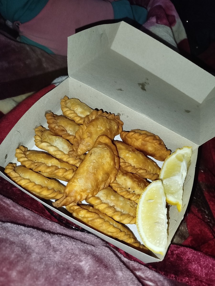 MelNieva2's tweet photo. "de que te gustan las empanadas? estás con resaca, no vas a cocinar y yo me voy a asegurar que comas algo" 
DIOSSSSSS acaso quiere que me enamore? jajajajajajaja https://t.co/M4rTU6tyfN