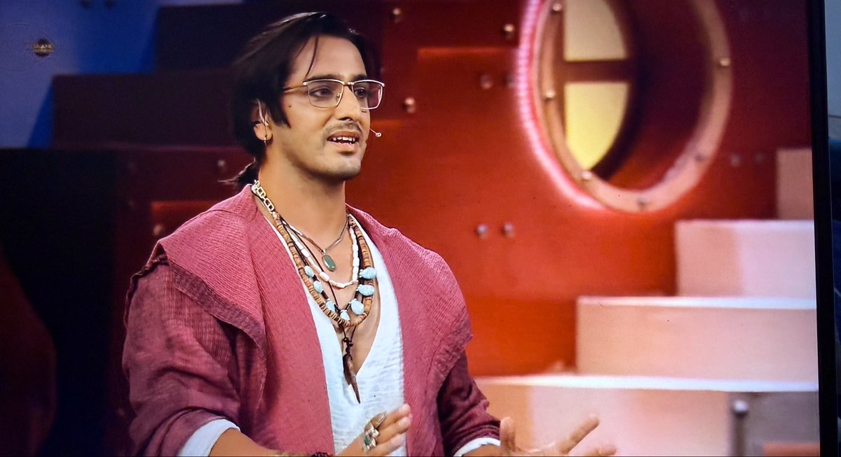 ashitastic's tweet photo. #QaziTouqeer looks fun personality and i am sure, whole house is going to try their best to pull him down like kanika and asif were already b*tching about him right after entering the house 😭 

Also kanika is going to give him disadvantage, he is gonna stay long for sure
#biggboss20 #bb20