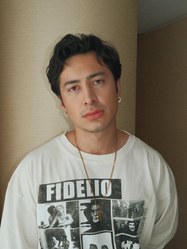 holdyourback's tweet photo. i love these pics of hudson so much he’s just so damn pretty https://t.co/aiZsE4rtAk