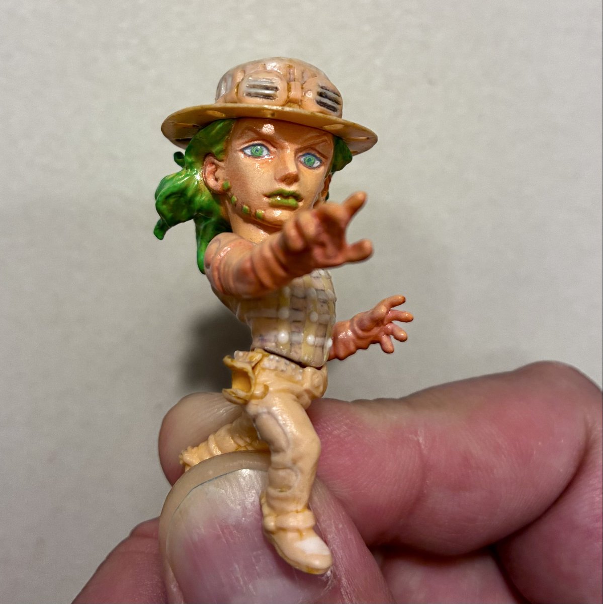 smallrepaint's tweet photo. JOJO球　カプセルヒーローズ02 ジャイロ・ツェペリ

原作再現したいので、このあとアイラインやまつ毛、そして瞳孔もエナメルの黒で描き足します https://t.co/u6tgZQlhgH