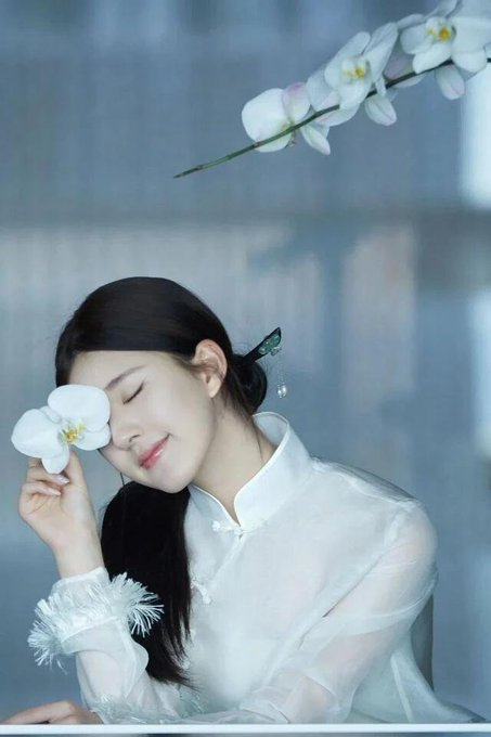 lusiwonii179's tweet photo. It was revealed that Lusi was spotted doing a photoshoot in cheongsam dresses, and apparently they’re ALL cheongsams?! 😭
 I’m already so excited for the final result! It’s been such a long time since we last saw her in a cheongsam!!
#ZhaoLusi https://t.co/Quj5BeKxec