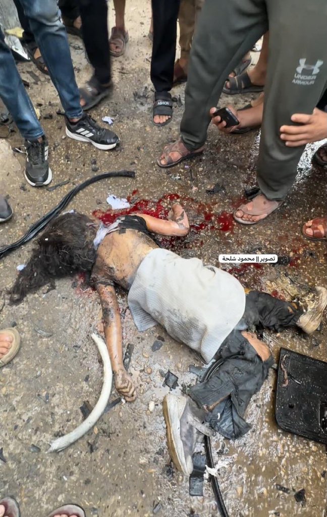 abod_bt's tweet photo. يعجز اللسان عن وصف ما نعيشه حقًا، وعن إيجاد كلماتٍ تليق بكل هذا الوجع.
ارتقت الطفلة وفاء عكيلة في أول يومٍ من العام الدراسي الجديد، يومٌ كان من المفترض أن تبدأ فيه عامًا جديدًا بين الكتب والأحلام، لكنها ارتقت إلى السماء بدلًا من أن تحمل حقيبتها المدرسية. 💔 https://t.co/h0Kqj9iZiX