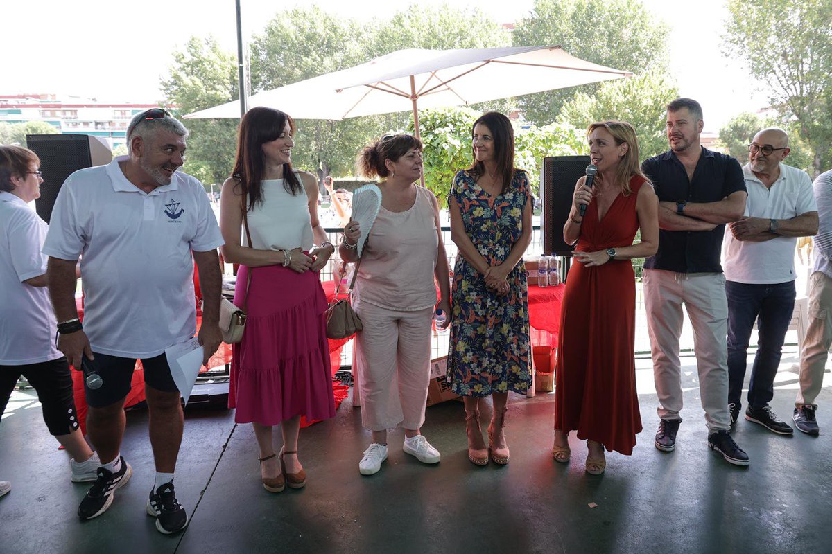 CandeTesta's tweet photo. Junto a las vecinas, vecinos y asociaciones disfrutando del ambiente festivo, barrio a barrio: sardinada en Parque Grande, barbacoa en la plaza del Molar, paella y actuaciones en el Ensanche Sur y premios en Parque de Lisboa. ✨

¡Seguimos! 🎉 https://t.co/GrkDULxlWt