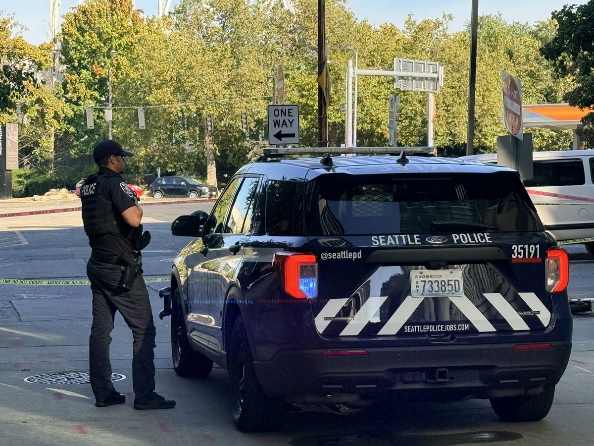 JeremyHarrisTV's tweet photo. NOW: 5 shot overnight in Belltown. 

4 people were shot were near the Space Needle. 1 died. 

A woman was shot and killed in a car a few blocks away at 3rd and Blanchard.

No indicator shootings are related. No arrests.

@komonews https://t.co/uW8jdopBvL