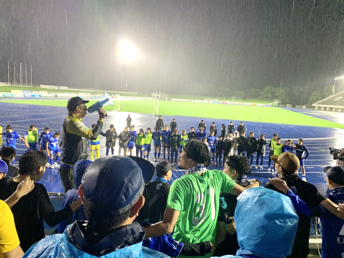 JackyRacing7's tweet photo. 練習試合は行かなかったので、自分は久しぶりの試合観戦でした。
みんなの熱い応援は、雨にも負けず、風にも負けず、そして相手にも負けずでした👍

試合後に横断幕や旗の片付けを手伝ったけど、水で重かった。
これを干して、また次回持ってくる…大変な作業です。いつも感謝🙏

#アスルクラロ沼津 https://t.co/jMdjIchT4i