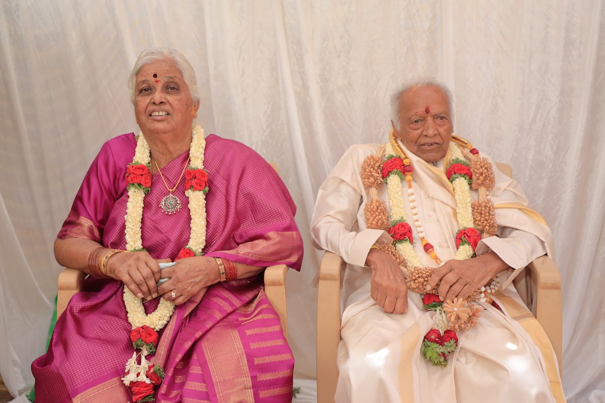 DrSudhakar_'s tweet photo. ನಮ್ಮ ಪೂಜ್ಯ ತಾತನವರಾದ ಶ್ರೀ ಟಿ.ಎ. ಕೃಷ್ಣಾರೆಡ್ಡಿ ಅವರ ನೂರನೇ ವರ್ಷದ ಜನ್ಮದಿನದ ಅಂಗ���ಾಗಿ ಕುಟುಂಬ ಸಮೇತ ಅವರನ್ನು ಭೇಟಿಯಾಗಿ, ಅವರ ಆಶೀರ್ವಾದ ಪಡೆದೆವು.

ತಮ್ಮ ಧರ್ಮಪತ್ನಿ ಹಾಗೂ ನನ್ನ ಪ್ರೀತಿಯ ಅಜ್ಜಿ ಶ್ರೀಮತಿ ಕೋಕಿಲಮ್ಮನವರ ಜೊತೆ ಸರಳ, ಸಾರ್ಥಕ ಹಾಗೂ ಶಿಸ್ತಿನ ಬದುಕು ನಡೆಸಿಕೊಂಡು ಬಂದಿರುವ ತಾತನವರ ಜೀವನವೇ ನಮಗೆ ಒಂದು ದೊಡ್ಡ ಪ್ರೇರಣೆ.

ಇಂದಿನ ಕಾಲಘಟ್ಟದಲ್ಲಿ ಸಣ್ಣ ವಯಸ್ಸಿನಲ್ಲೇ ಅನೇಕ ಆರೋಗ್ಯ ಸಮಸ್ಯೆಗಳಿಗೆ ತುತ್ತಾಗುತ್ತಿರುವುದನ್ನು ಕಾಣುತ್ತಿದ್ದೇವೆ. ಇಂತಹ ಕಾಲಮಾನದಲ್ಲಿ ಶತಾಯುಷಿಯಾಗಿ, ಇಂದಿಗೂ ಆರೋಗ್ಯವಂತರಾಗಿ, ಲವಲವಿಕೆಯಿಂದ ಪರಿಪೂರ್ಣ ಜೀವನ ನಡೆಸುತ್ತಿರುವ ತಾತನವರನ್ನು ಮೊಮ್ಮಗನಾಗಿ ಕಾಣುವುದು ನನಗೆ ಅಪಾರ ಹೆಮ್ಮೆಯ ಸಂಗತಿ.

ಅವರ ಶತಮಾನದ ಬದುಕು ಕೇವಲ ವಯಸ್ಸಿನ ಮೈಲಿಗಲ್ಲಲ್ಲ. ಅದು ಆರೋಗ್ಯ, ಸರಳತೆ, ಶಿಸ್ತು, ಕುಟುಂಬ ಮೌಲ್ಯಗಳು ಮತ್ತು ಸಾರ್ಥಕ ಬದುಕಿನ ಸುಂದರ ಪಾಠ.

ಪೂಜ್ಯ ತಾತನವರಿಗೆ ನೂರನೇ ವರ್ಷದ ಜನ್ಮದಿನದ ಹಾರ್ದಿಕ ಶುಭಾಶಯಗಳು. 🙏