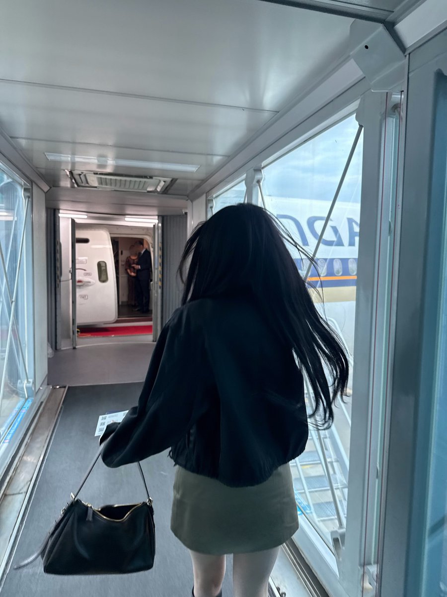 vyujimiin's tweet photo. Not running away, just flying towards myself. Blue light, big city, one girl on the move. https://t.co/v5d1ZsRpSD