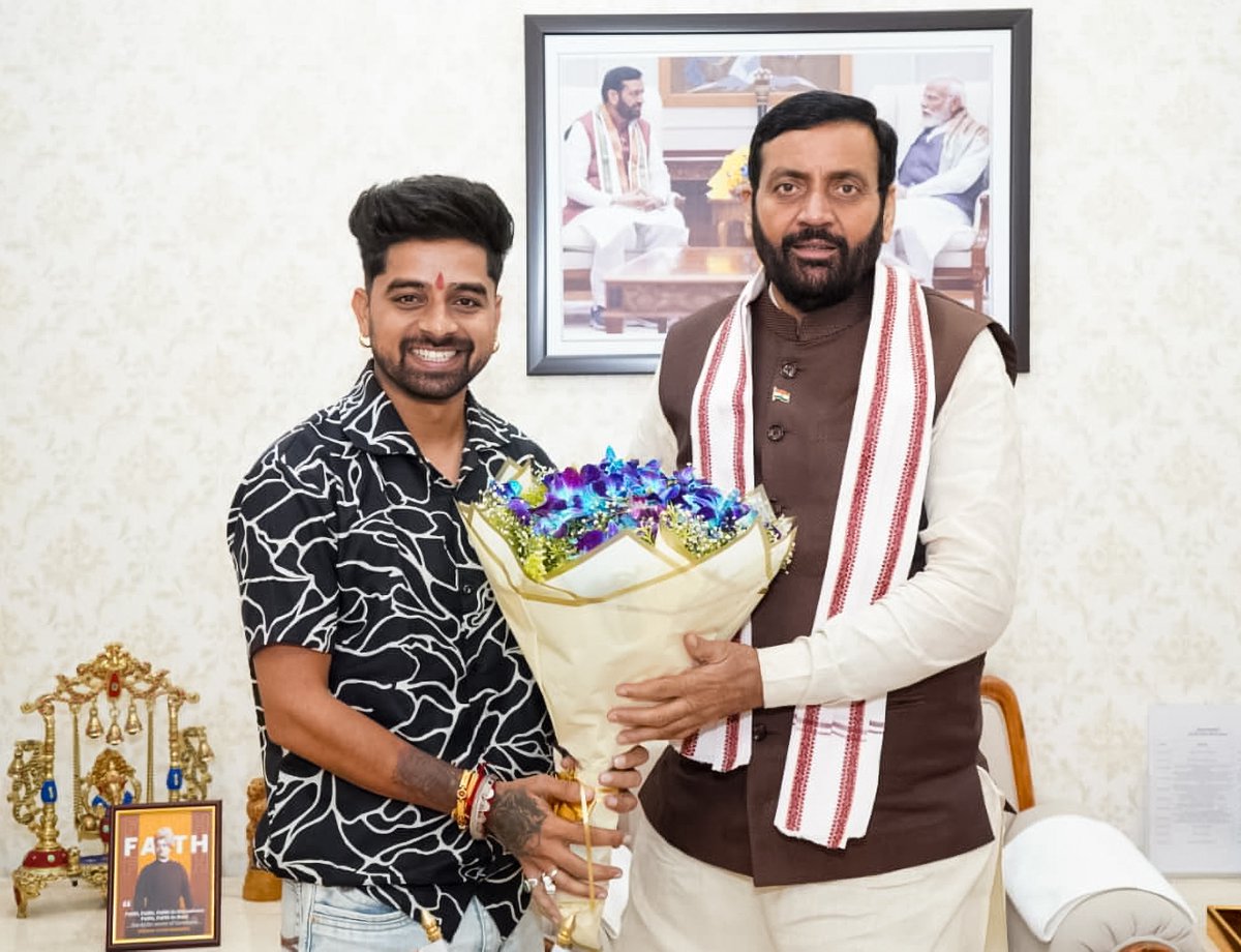 NayabSainiBJP's tweet photo. आज संत कबीर कुटीर (मुख्यमंत्री आवास) पर The Voice of India, Star Plus के विजेता एवं प्रतिभाशाली गायक श्री सुमित सैनी जी से आत्मीय भेंट की। 🙏🎶

संगीत के प्रति उनका समर्पण और लगन युवाओं के लिए प्रेरणादायी है। उनके उज्ज्वल भविष्य के लिए हार्दिक मंगलकामनाएँ। https://t.co/Q7vfVbK3kB