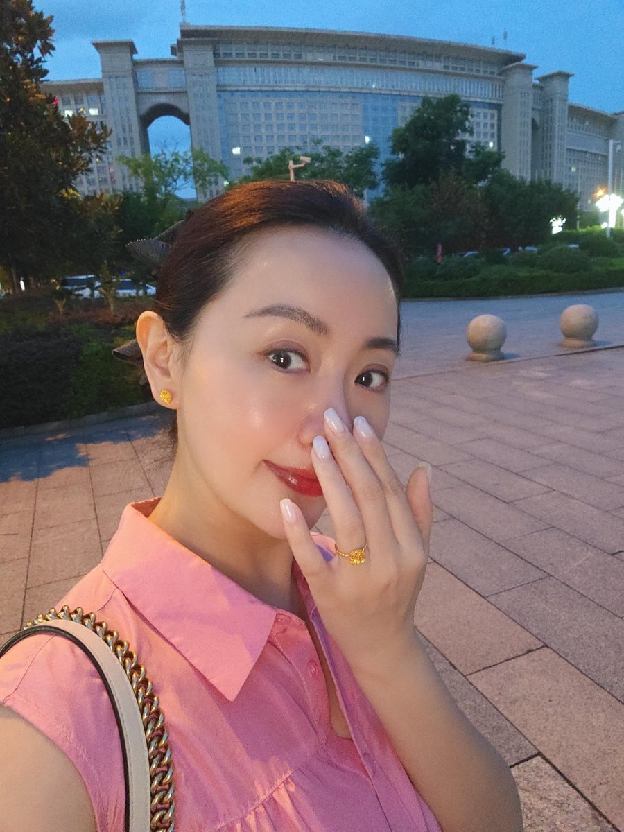 9reb_'s tweet photo. 卸下一天的伪装，饭后散散步
30岁+的宝妈，会有人喜欢吗？感觉年龄大了有点不自信了... https://t.co/bSc51EIESA