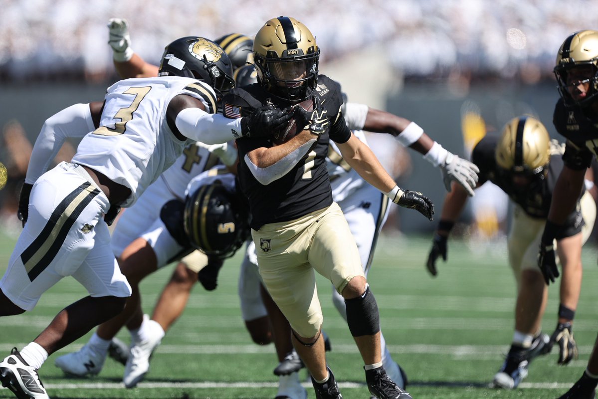 asforfootball's tweet photo. Quick Thoughts: Army Rolls Over Bryant
via @DannoECabeza. 

#GoArmy #BEATUSF
#ArmyFootball #ArmyBlackKnights 
#CollegeFootball #BuiltToRise 

https://t.co/T5lc57huSS https://t.co/4yLF6UtsQz