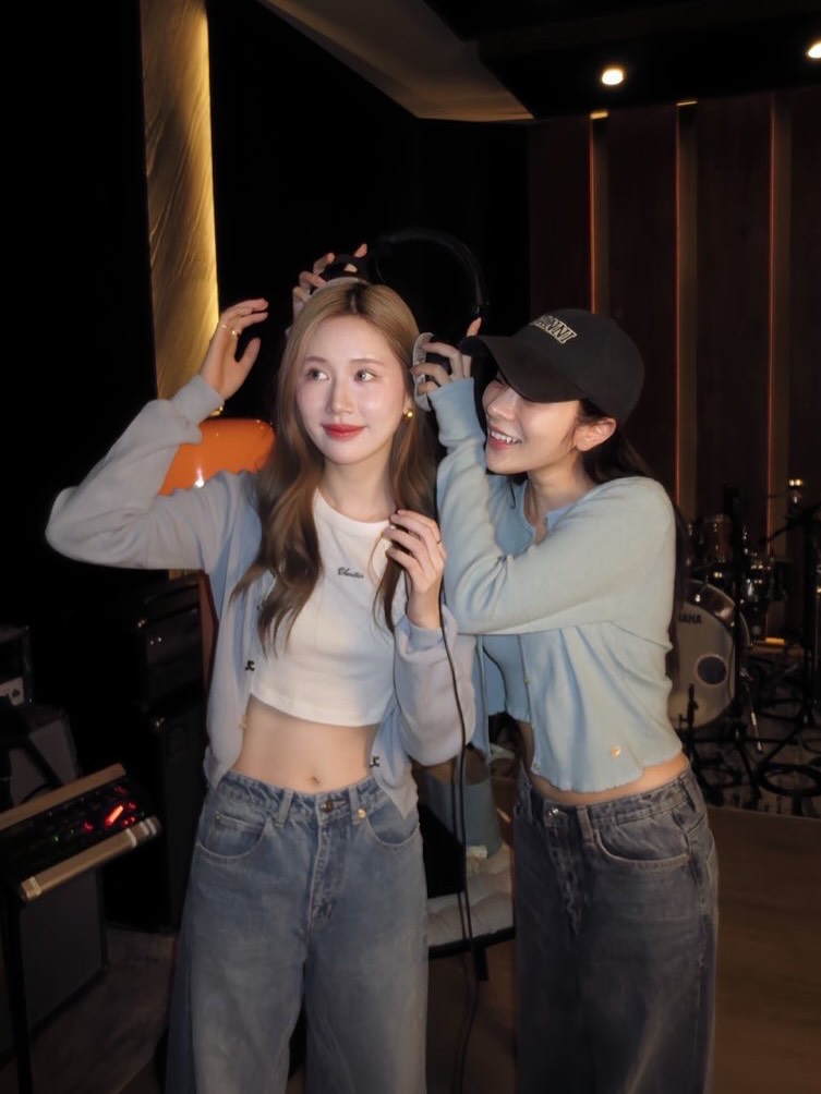 filmbyppear's tweet photo. แล้วคำโปรยเพลง "คาราโอเกะ" คือ
.
คิดถึงเพลงที่ร้องด้วยกัน  
หรือ คิดถึงคนที่เคยร้องเพลงด้วยกัน 🙂‍↔️
.
.
ภาพก็แว่บเข้ามาในหัวเลย555555555 https://t.co/3XhexrEPdh