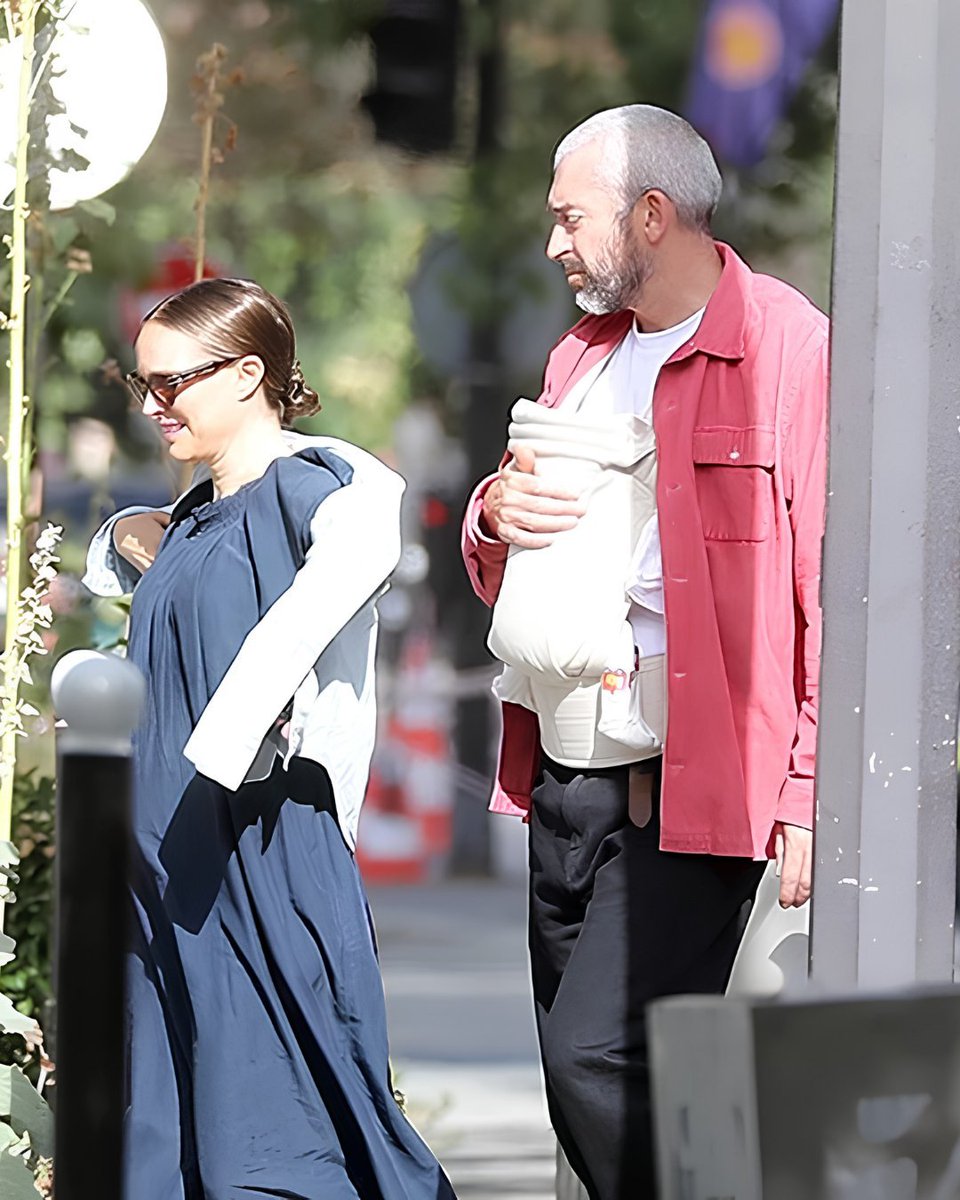 portmanfiles's tweet photo. #natalieportman was spotted out in Paris with her boyfriend Tanguy Destable and their baby. https://t.co/pZRxtwfMyk