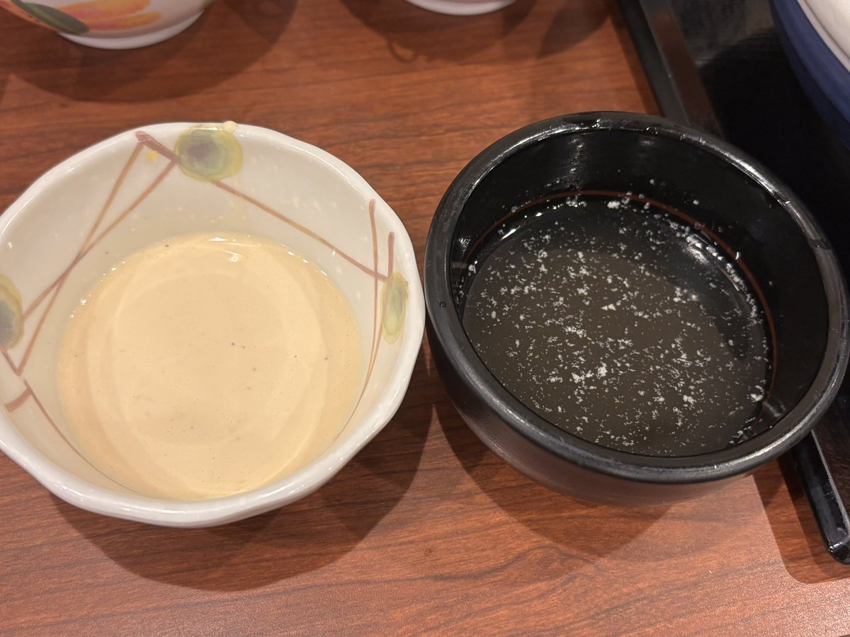 vikki0818's tweet photo. 夕飯は丸亀製麺
濃厚魚介豚つけ汁うどん
3玉まで同一価格なので3玉に。
大きな丼にうどんが入ってますが、中にすのこがあるので半分くらいしか無い。
本当に3玉？ってくらい少なかったなぁ。
明太クリームだしと旨塩だしの試飲も配ってました。
クリームと生姜が効いてて明太薄い😂 https://t.co/ugPjNQFgqf