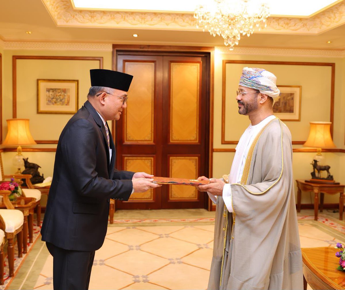 FMofOman's tweet photo. 📸 | تسلم معالي السيد بدر بن حمد بن حمود البوسعيدي @badralbusaidi وزير الخارجية، صباح اليوم نسخة من أوراق اعتماد سعادة أندي راهاديان، سفير جمهورية اندونيسيا المعيّن لدى سلطنة عُمان، وذلك بديوان عام الوزارة.

وقد ��حّب معالي السيد الوزير بسعادة السفير، متمنياً له التوفيق في أداء مهامه، وللعلاقات الثنائية بين البلدين الصديقين مزيداً من التطوّر والازدهار.

حضر المناسبة سعادة السفير نجيب بن يحيى البلوشي، رئيس دائرة المراسم، والسفير الشيخ عبدالعزيز بن محمد الحوسني، رئيس دائرة آسيا والباسيفيك، وعدد من المسؤولين من الجانبين.