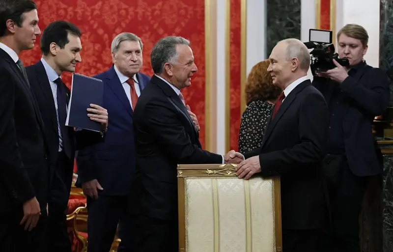 kemalozercom's tweet photo. Gazze soykırımı çözmeyen bu iki yahudi 
Putin'le Ukrayna savaşını görüşmek üzere Moskova'ya gitmiş. https://t.co/SIApWh9fM4