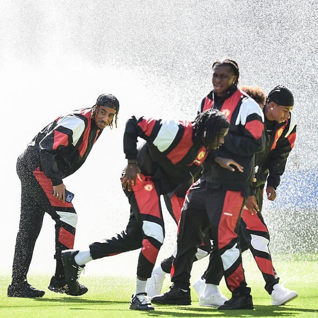 utdreport's tweet photo. #mufc players trying to dodge the sprinklers on the pitch 😂 🚿 https://t.co/Mv3be9eCb9