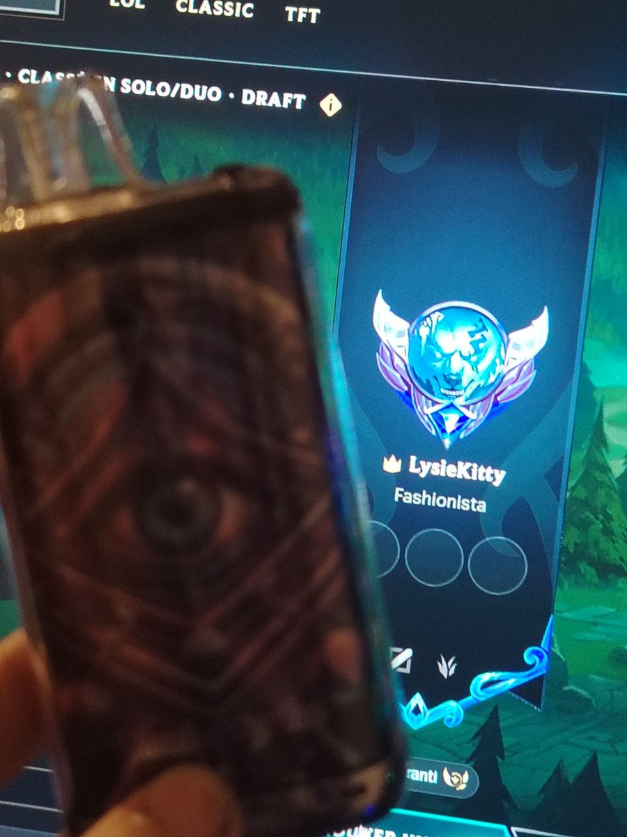 Lysiecatkitty's tweet photo. J'arrive sur la faille puff goût illuminati en main vous êtes pas prêt #leagueoflegends https://t.co/ziyTTpxdIU