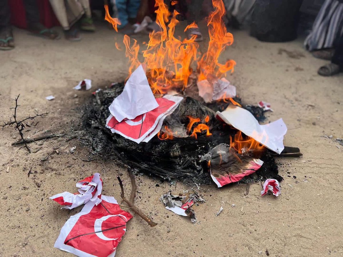 EIshmael_'s tweet photo. Protests are erupting in Afmadow, Jubaland and this is exactly what everyone warned Türkiye 🇹🇷 about. Do not interfere in Somalia’s internal politics and turn the public against you. The UAE camp has now seized the opportunity, and Türkiye is being publicly condemned. The lesson is simple if you genuinely support Somalia, remain a partner not a political player. Work with all Somali sides fairly instead of backing one politician or faction. If you cannot help bring the leaders together, stay out of their disputes.