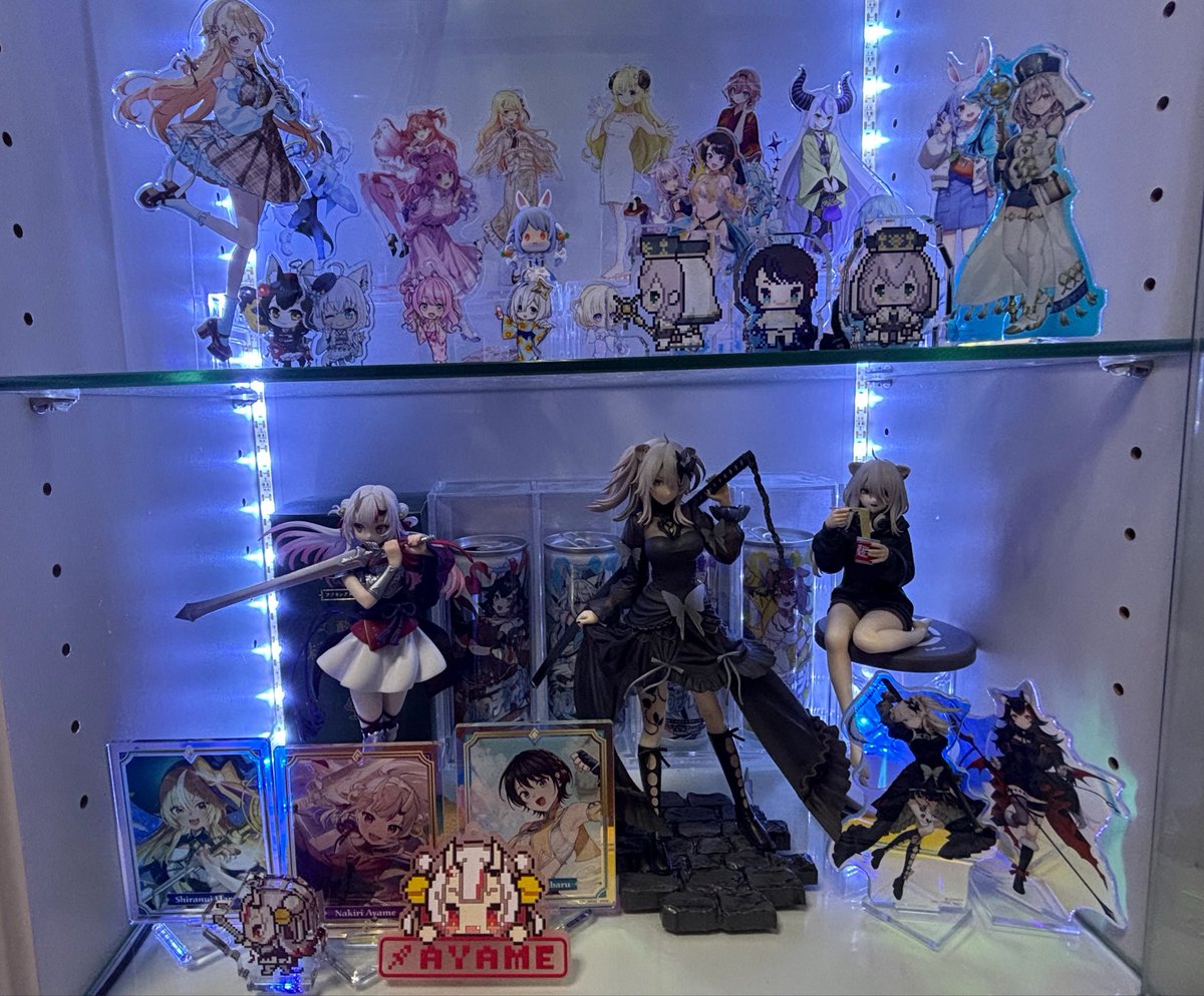 rouma2503's tweet photo. フィギュアもあるし少なからず推しグッズも増えてきたから整理ついでに軽く推し棚セットしてみたけど今回の一番くじ、下位賞でも出来良いから結構満足感あるなw(*´ω｀*) https://t.co/hYeUbZ7UeH