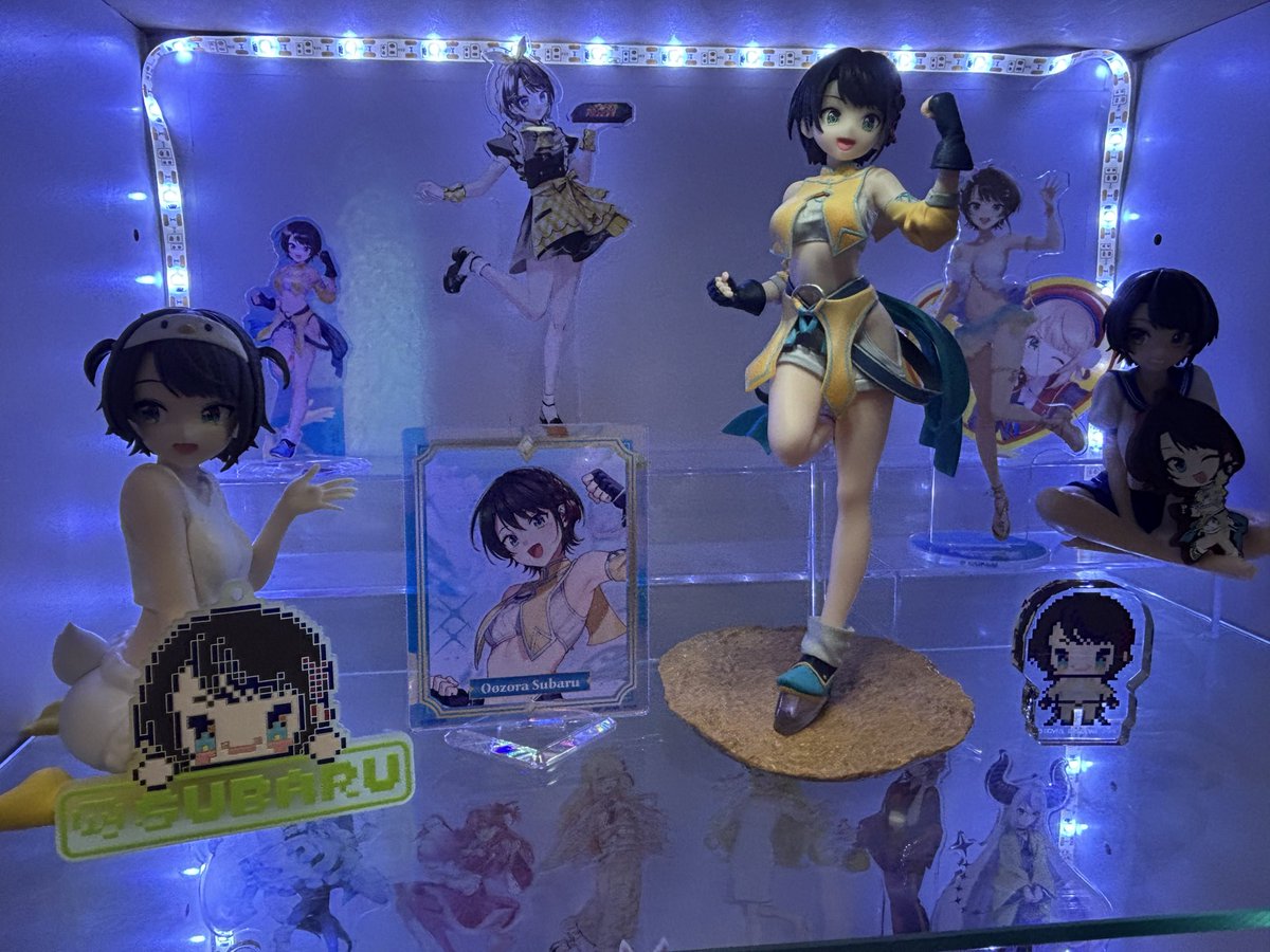 rouma2503's tweet photo. フィギュアもあるし少なからず推しグッズも増えてきたから整理ついでに軽く推し棚セットしてみたけど今回の一番くじ、下位賞でも出来良いから結構満足感あるなw(*´ω｀*) https://t.co/hYeUbZ7UeH