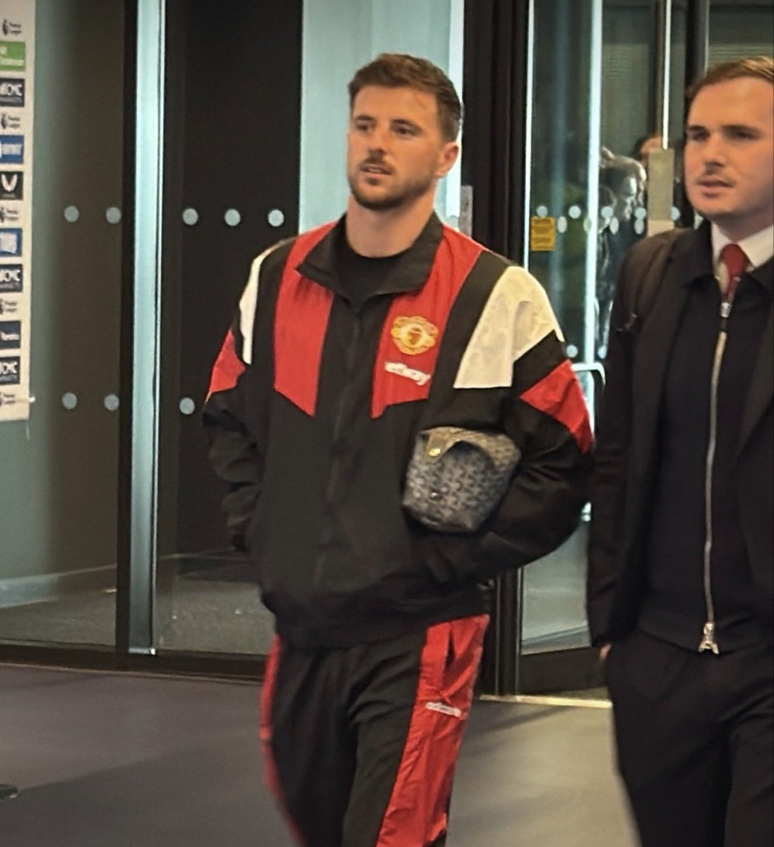 UtdLifestyles's tweet photo. 📢 𝐁𝐑𝐄𝐀𝐊𝐈𝐍𝐆! Mason Mount has TRAVELED with the Manchester United squad. ❤️ [@SimonPeach]

#MUFC #GGMU #ManUtd #NewSeason #Summer #FootballFans #FootballTwitter #Footballnews #TransferNews #SummerTransfer #Transferstrategy #EPL #PremierLeague #EnglishPremierLeague #PL https://t.co/qezuGaC1cs