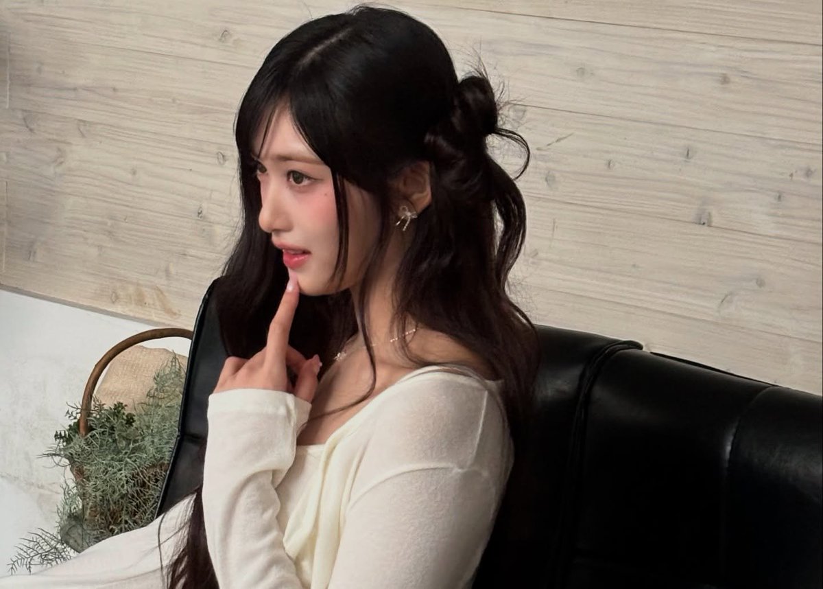 LuxS2Yu's tweet photo. 이서 + 반묶음 필승조합...🥹 https://t.co/tOnfs4onLe