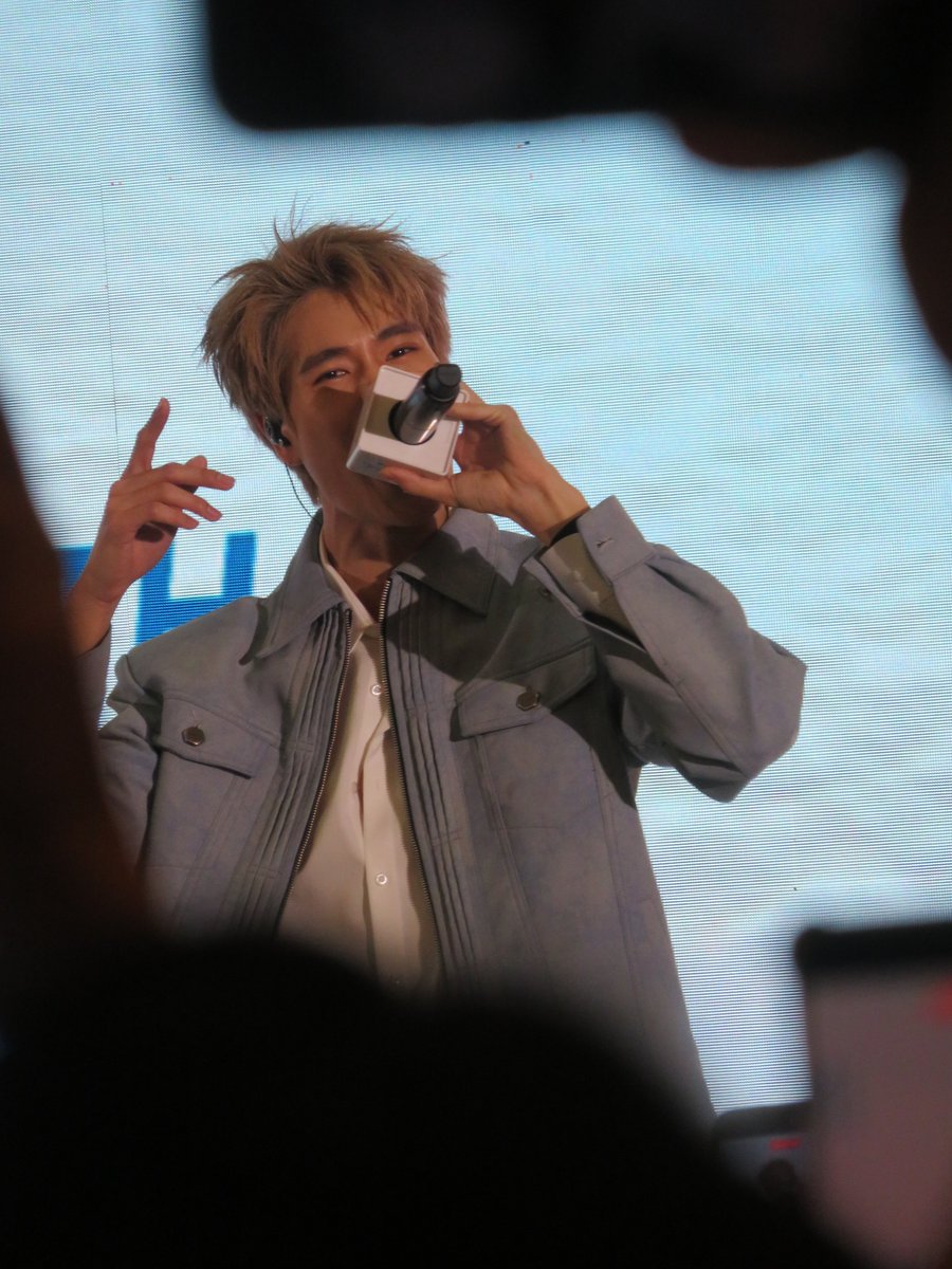 Acdmla's tweet photo. Throught everyone phone and hand 😪🤣

#phuwintang 
#MizuMiFirstGlowWithPhuwin #MizuMixPhuwin #MizuMixWatsonsMY #MizuMiMY https://t.co/QFX5bAFfTo