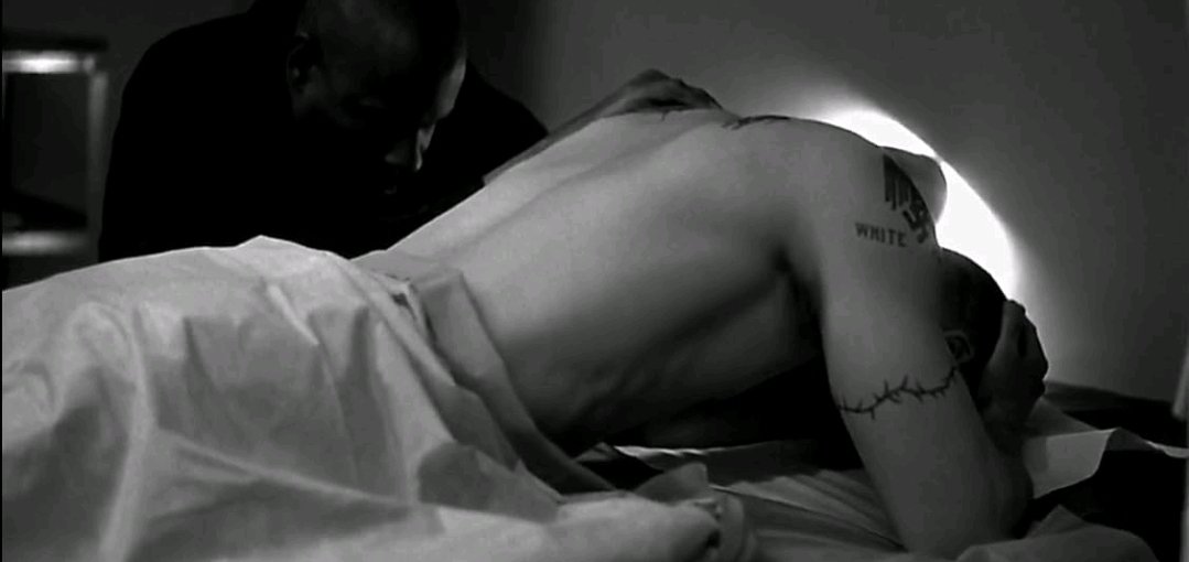 Hzmo_Luca's tweet photo. American History x (1998)

فلم رائع تكلم عن مشكلة العنصرية في اميريكا بشكل مختلف وبتمثيل ممتاز، الإخراج كان عادي والحوارات ايضًا بس حسنة الفلم هو طريقة السرد والتركيز على الناحية النفسية للشخصية الرئيسية

النهاية ما اعجبتني ولكن بشكل عام فلم جيد جدًا قدم اشياء كثير

4/5 https://t.co/rKeXOGY5Q4