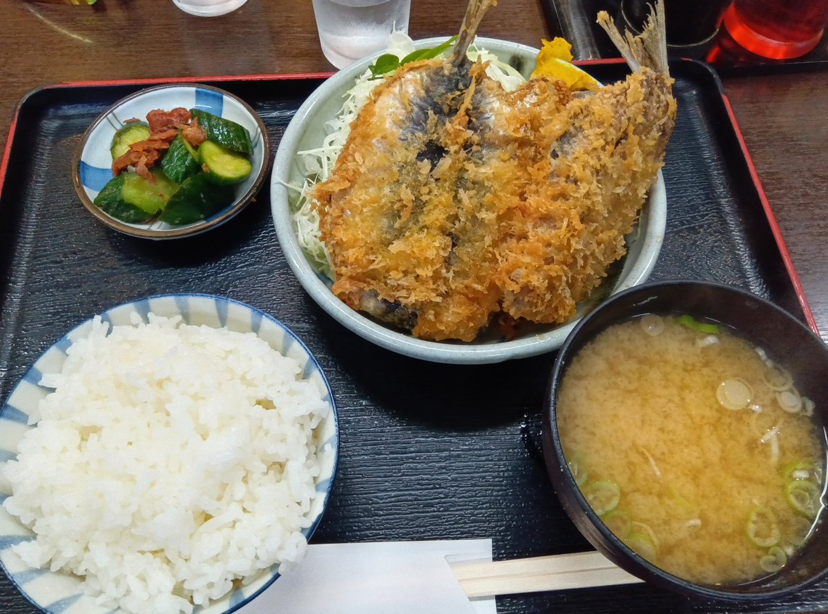 miyahiro20's tweet photo. 9/6 #駒場練 1200×6(7分回)

k4でひとりで走るのもつまらないので335チームに便乗して400m×10本
⇒丸福イワシフライ

右アキレス腱あたりが気になり凡走でしたが雨模様でしたので走っただけで◎

ランロメさん、開催＆丸福送迎ありがとうございました🙇 https://t.co/eDjjzoW7N0