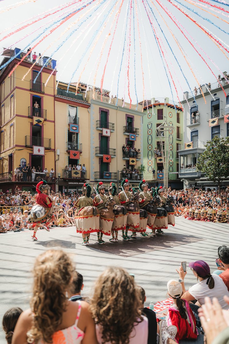 Olotuit's tweet photo. #FdT26 | 🎉🎶 La faràndula, protagonista d’aquest migdia de Festes del Tura. 

💫Aquest moment tan esperat de @FestesdelTura ha tingut un reconeixement per la Dolors Llagostera que s'ha jubilat després  53 anys fent les espardenyes dels balladors. 

#FdT #Olot https://t.co/VZ1SG1BuaD